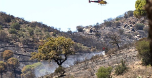 Firefighters work at two "strategic" points that are difficult to access in the Portbou fire (Girona)