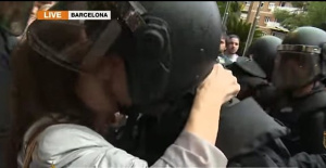 A 1-O police officer denounces the "sudden and non-consensual" kiss of a woman during the device against the referendum