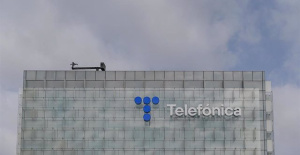 Telefónica closes above 4 euros for the first time since May and STC's capital gain is close to 200 million