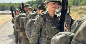 Princess Leonor, in uniform, armed with a rifle and doing maneuvers in new images of her training