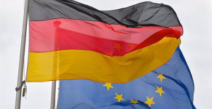 German exports fall 0.9% in July and imports rise 1.4%