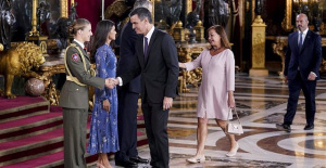 First reception at the Royal Palace and 'kissing hands' with 2,000 guests for Princess Leonor
