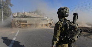 Israeli forces close the siege on Gaza City and divide the Strip in two