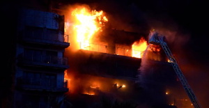 A large fire devastates two residential buildings in Valencia and leaves 4 dead
