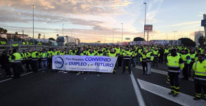 Acerinox workers cut the A-7 again near Los Barrios (Cádiz)
