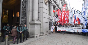 More than 150,000 banking employees, called this Monday for a two-hour strike to ask for higher salaries