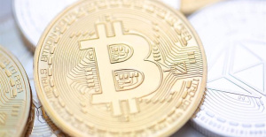 Bitcoin sets a new record by exceeding $69,000 for the first time