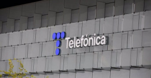 Telefónica rises 0.5%, with its shares at 4 euros, after the Government acquired 3% of its capital