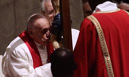 The Pope cries out at the Easter Vigil for the "peace broken" by the "ferocity of war"