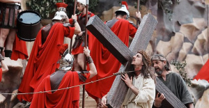 Thousands of people live the traditional Living Way of the Cross in Balmaseda (Bizkaia) this Good Friday