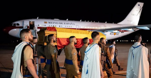 The plane with the mortal remains of the corporal who died in Poland lands in Torrejón de Ardoz (Madrid)