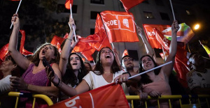 Socialist militants promote a large demonstration in support of Sánchez on Saturday in Ferraz