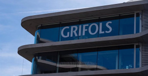 Grifols falls 3% at the opening but turns around and already rises more than 1% after the report to the CNMV