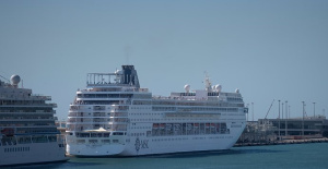 A ship detained in the Port of Barcelona due to problems with the visas of 69 Bolivian passengers
