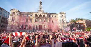 Muniain, De Marcos, Valverde, Uriarte and Iribar offer the title to the fans from the balcony of the City Hall