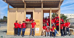 UPV students build a prototype of a wooden house to move to Equatorial Guinea