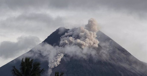Indonesia raises alert level to maximum due to Ruang volcano eruption