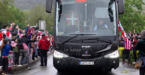 Athletic fans receive the red and white team upon their arrival in Bilbao after the victory in the Cup final