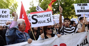 Some 5,000 people demonstrate in front of Congress for democracy, hours before Sánchez's decision
