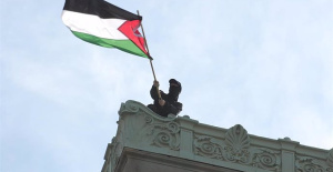 US Police storm Columbia University and arrest more than a hundred pro-Palestinian protesters